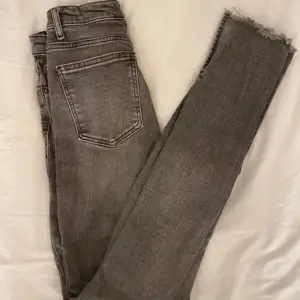 Super snygga zara jeans 🤍 knappt använda 