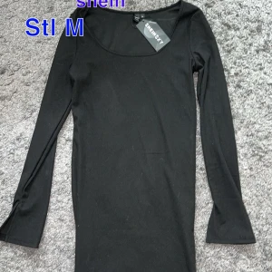 Shein svart kort klänning - En svart kort klänning från shein oanvänd,stl M🥰