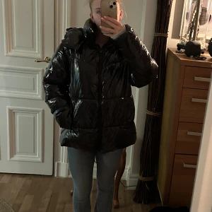 Vinterjacka - Säljer nu min superfina vinterjacka som köpes på zara men kommer inte längre till användning, storlek Xs men funkar även för en S💗 den är i superfint skick och har inga defekter, köptes för 1099kr och säljs för 750kr💗 skriv för fler bilder🙏🏼