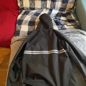 Canada goose  - Säljer denna fina jacka då den inte passar längre, den är tvättad och fin. Storleken är M men den funkar för S. Pris kan diskuteras vid snabb affär.