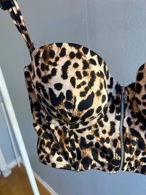 Bustier topp i leopard - Så snygg bustier i storlek 75 C, jättefint skick. 