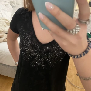 Skitcool tröja - Jättesnygg tröja med coolt mönster och tryck. Använd fåtal gånger tyvärr för stor på mig, köpt seconhand vet ej vart den är ifrån.