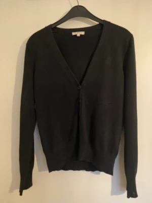 Kofta med v-ringning  - Användbar kofta med knappar och v-ringning 