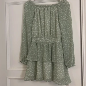Grönblommig klänning  - Jättefin sommrig klänning använd en gång. Säljs då den inte kommer till användning 