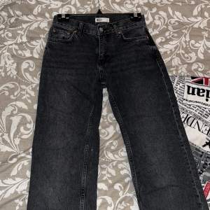 Jättefina svarta lågmidjade jeans i strl 34 från Gina Tricot som jag tyvärr inte kan använda då de är försmå. Skulle säga att de är lite små i storleken och de är raka.