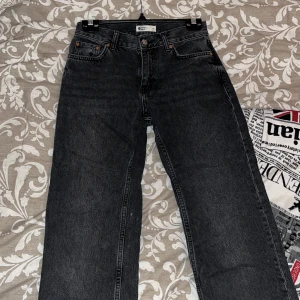 Lågmidjade raka jeans - Jättefina svarta lågmidjade jeans i strl 34 från Gina Tricot som jag tyvärr inte kan använda då de är försmå. Skulle säga att de är lite små i storleken och de är raka.