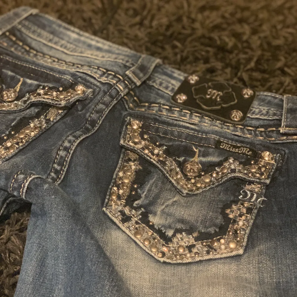 Snygga Miss Me low waist bootcut jeans i storlek 29🪩byxorna har inga defekter, sömmarna längst ner är uppsprättade av tidigare ägare. Säljer pga att byxorna är för stora för mig 😔För fler bilder  är det bara o skriva!!. Jeans & Byxor.