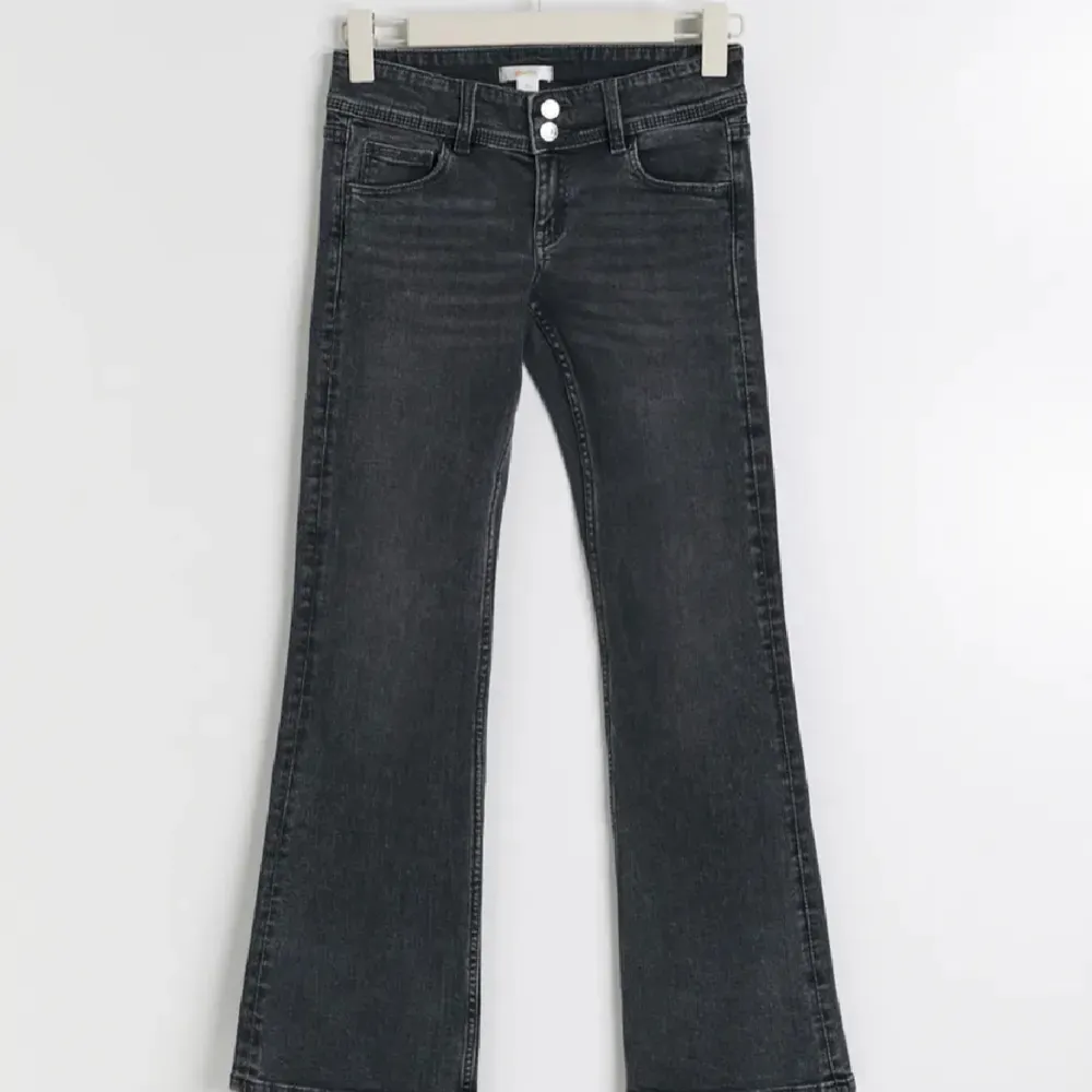 Säljer dessa super snygga jeansen från Gina💞dom är helt nya och aldrig använt dom❤️köpare står för frakten🚚. Jeans & Byxor.