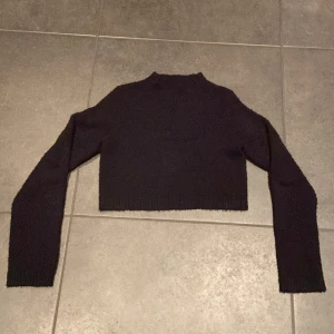 Svart fluffig magtröja  - Jättefin magtröja som inte kommer till användning. Väldigt bekväm att använda. 