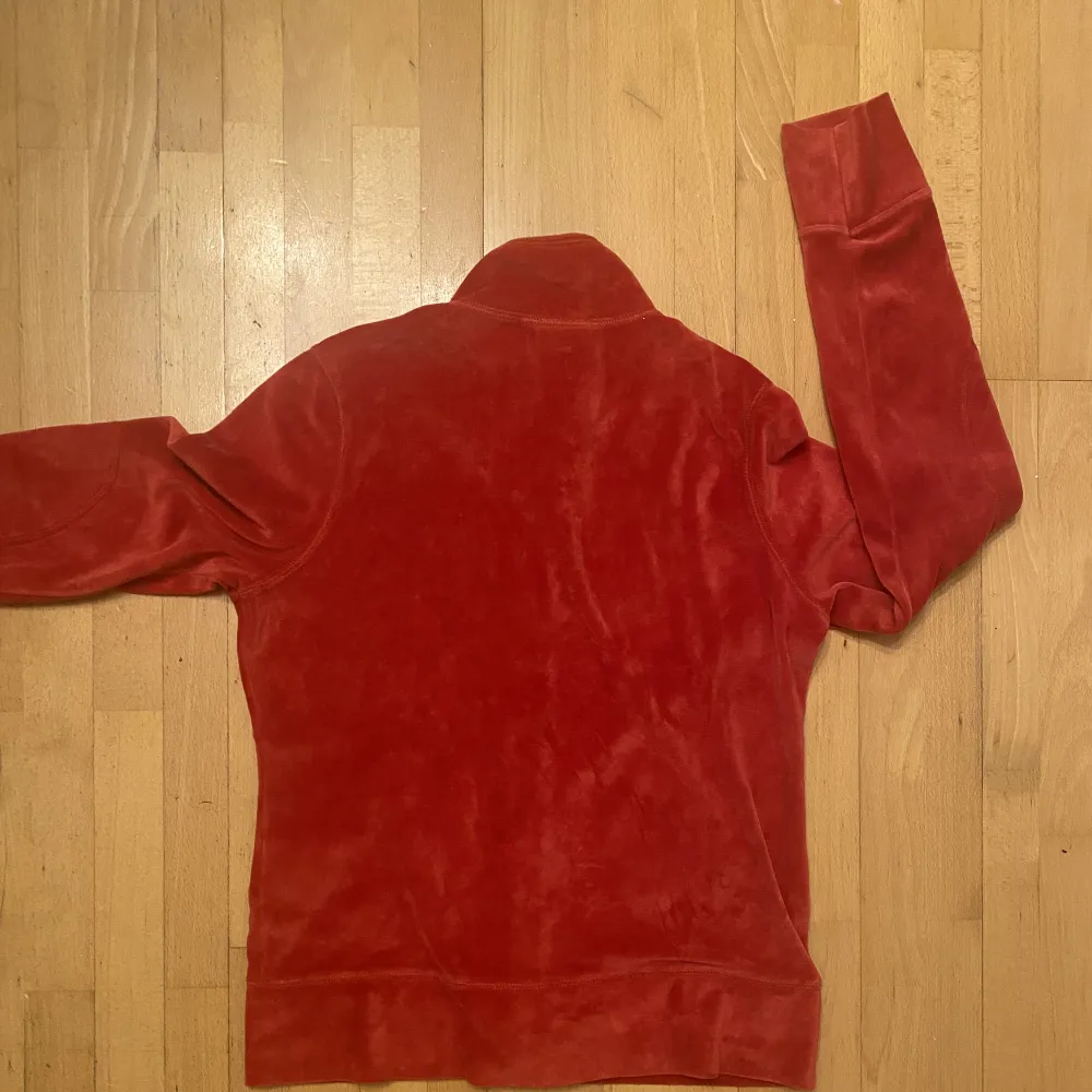 vintage röd zip up hoodie i jätte bra skick. sitter skönt. . Tröjor & Koftor.