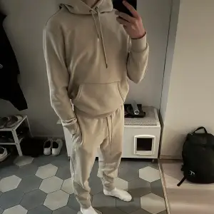 Säljer nu en riktigt snygg track suit från RALPH LAUREN i färgen beige👍 Den är nästan helt ny. Priset för båda är 1899, endast byxorna för 899 eller endast hoodien för 1149, skriv om du har några funderingar 👌🌟☺️