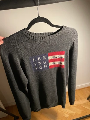 Lexington tröja - Säljer nu denna riktigt snygga tröjan från märket lexington. Tröjan är i utmärkt skick.
