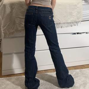 Säljer mina jättesnygga low waist jeans, då de är lite förstora för mig. De är lite slina längre ner foten, men annars i bra kvalitet!  Midjemått: 40cm Innerbenslängd:84cm Vidd längst ner: 27cm Skriv för fler mått eller bilder💗