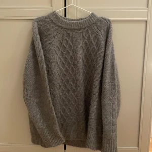 Kabelstickad - Grå kabelstickad tröja i fint skick