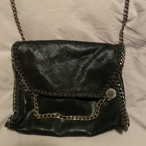stella mccartney väska - Säljer min fina väska för den inte kommer till användning!💓lilla modellen!