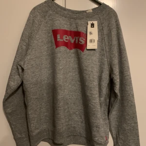 Ny Levis tröja  - Helt ny Levis tröja lapp och allt find kvar. Pris kan diskuteras 