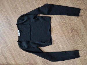 Svart topp - Zara kort topp säljes. Stl M. Svart. Katt finns i hemmet. 