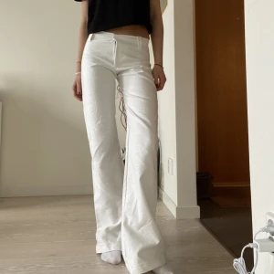 Lågmidjade kostymbyxor  - Så sjukt snygga lågmidjade kostymbyxor i typ lite tjockare linnetyg❤️ de är köpta secondhand och står tyvärr inget märke eller storlek men skulle säga att de motsvarar en 36💕 Midjemått 36 rakt över, innerbenslängd: 88 (jag är 175)