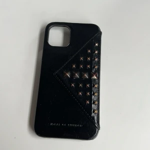 Mobilskal Ideal of Sweden - Jag säljer nu mitt superfina och trendiga mobilskal ifrån Ideal of Sweden🩷Köpt för 699 kr.  Det har lite missfärgningar på metallen därav priset. Annars väldigt bra skick. Väldigt praktiskt med utrymme att lägga kortet i. Köparen betalar frakten💗