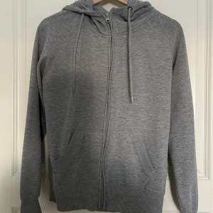 En grå zip-up hoodie från Cubus. Storleken är L, men sitter som en S