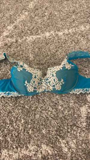 Blå intimisitmi bh🩵 - Jag säljer nu min blåa intimisitimi bh då jag inte har användning av den. Jag har använt den 2 gånger, de är inga skador eller att färgen är urtvättad så den är som ny! Jag köpte den för 600kr men vet inte vad jag vill ha den för så kom med bud! 