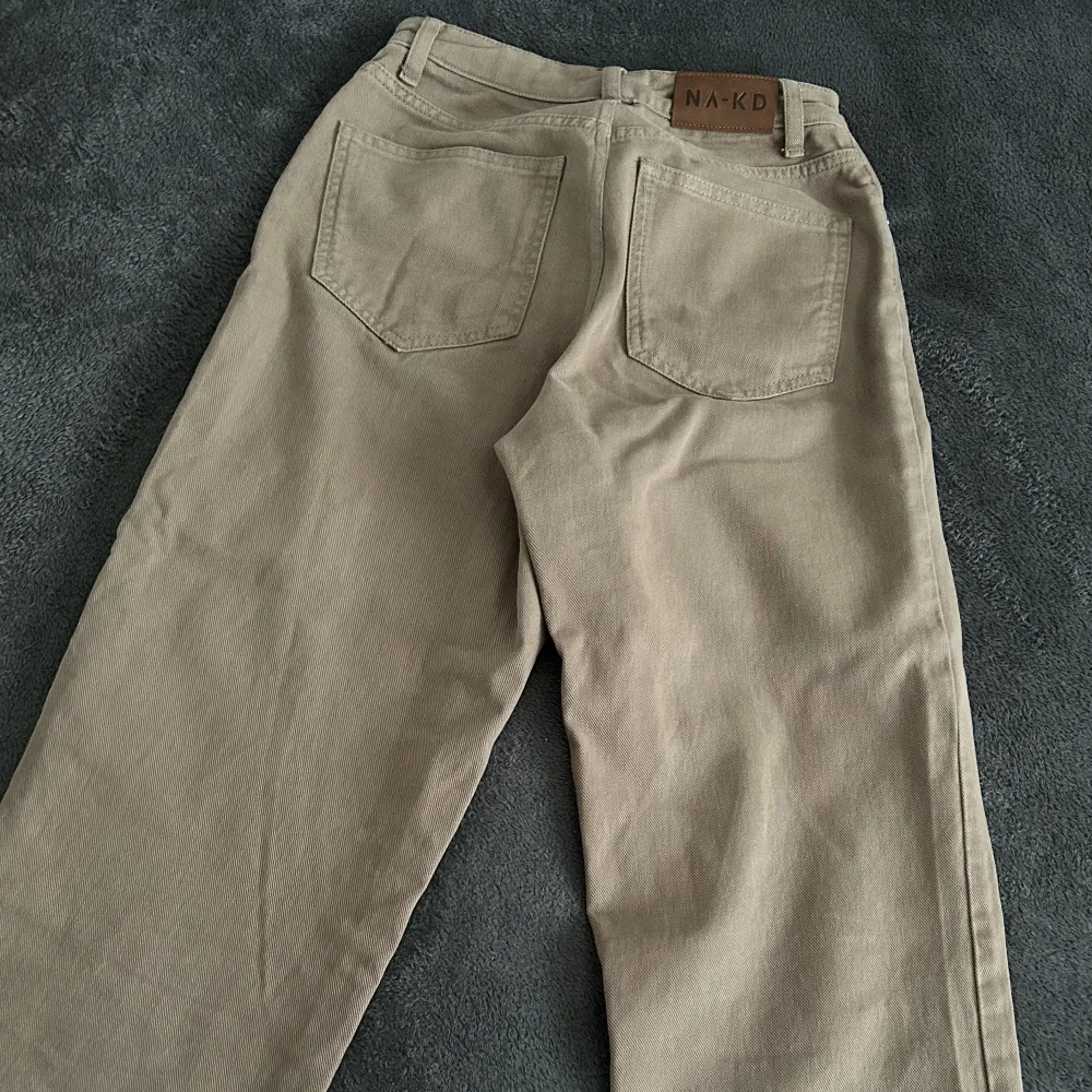 Jeans i en varm brun färg med hög midja från NA-KD . Jeans & Byxor.