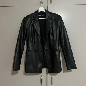 Zara skinnblazer - Säljer denna blazern från zara som e svin snygg men är tyvärr för liten för mig❣️ Kan mötas upp, tvivla ej vid frågor 🫶