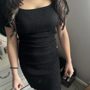 Svart klänning  - En jätte fin, söt och elegant svart klänning med puffärmar från Gina tricot, inte använd många gånger och nypris 399kr