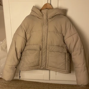 Pufferjacket pimkie - Jättefin jacka med märket Pimkie. Den är fluffig och varm! Efter en tvätt hade den sett som ny ut! Storlek S, passar även M. Kan även hämtas på Södermalm.