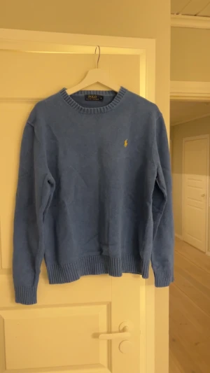 Ralph lauren tröja - Tja! Säljer min ralphlauren tröja i nästan oanvänt skick (inga defleketer eller liknande) stl M