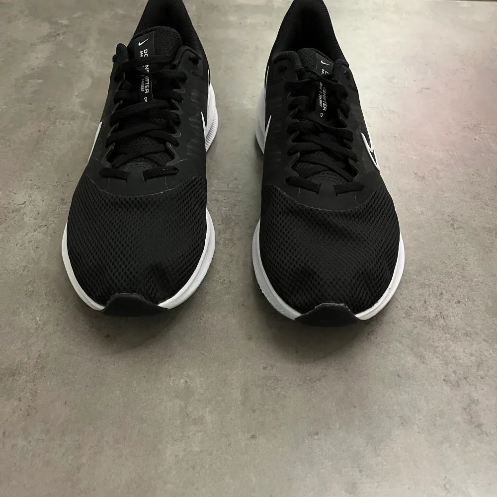 Jättefin svart Nike sko som bara har testas inomhus en gång. Skorna är i jättebra skick. Den enda ”defekten” på skon kan man se på bild tre. Det är likadant på båda sidor. Ifall ni har frågor eller funderingar är de bara att skriva:). Skor.