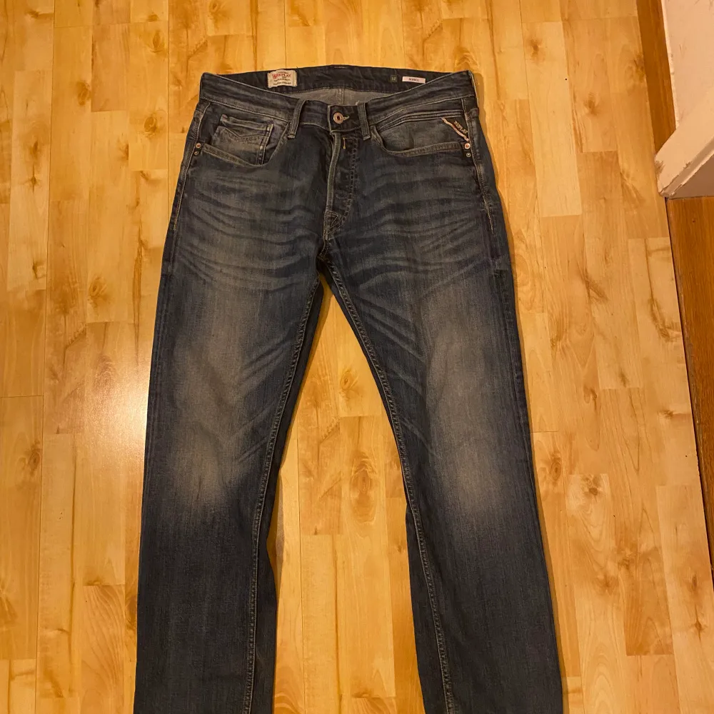 Säljer ett par replay jeans i gott skick! Storlek 32/32 hör av er med frågor eller funderingar😄 Nypris-1300kr. Jeans & Byxor.