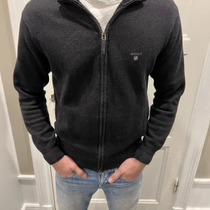 Gant full zip - Säljer nu denna fina full zip. Den är väldigt fin skulle säja att den är 9/10 inga skador. Modellen är 185 lång och sitter perfekt 