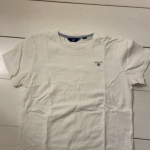 Vit gant t-shirt - Vit T-shirt ifrån Gant! Använd men inga deffekter eller fläckar💕obs! Barnstorlek men passar xs