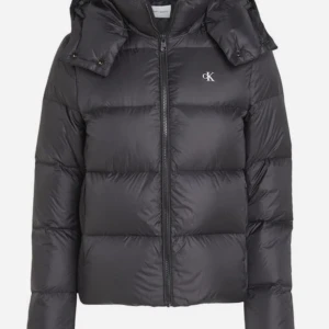 Calvin Klein jacka - Jätte varm jacka som höll mig varm på vintern. Säljer den pågrund av att den är lite för liten på mig och jag har köpt en ny jacka. Man kan ta av luvan om man vill men är mysig att ha när det är kallt. Syns inte att den är så mycket använd.