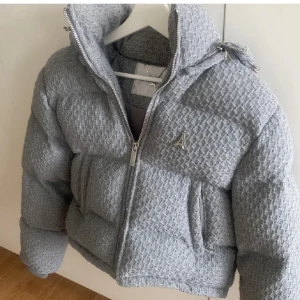 De voir vinterjacka  - Jätte fin och väldigt varm fräsch jacka som jag har bara använt 2 gånger då jackan är för liten på mig, kvaliten på jackan är skit bra den är varm och mysig att ha på sig speciellt nu när det är vinter. Nyskick (pris kan diskuteras vid snabb köp) 800kr💗