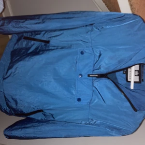 Weekend offender jacka - Säljer nu min jacka,har ingen användning av den. Den är inte mycket använd och inga skador alls på den,det är en vind jacka och finns fordring i luvan, skön jacka. Självklart är den äkta och säljer den för bra pris. Självklart är den äkta.