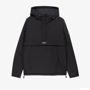 Anorak  - Säljer min jätte jätte fina anorak jacka från pull and bear. Jackan är ett jätte bra jacka till skidbacken eller bara till vardags. På sidan av jackan finns det en dragkedja för att komma i den lättare💘🫶🏽 men som tyvärr blivit förliten💝