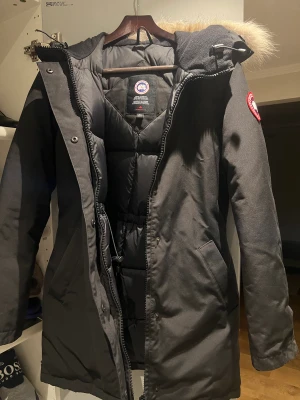 Canada goose jacka, victoria parka - Sparsamt använd och i bra skick, köpt på NK i Stockholm och kvitto finns. Storlek M men passar även S Köpt för 10 000kr Säljs då det inte är min stil längre