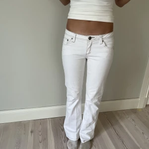 Lågmidjade jeans - Snygga vintage jeans!💕  Midjemått( rätt över): 39 Inerbenslängd: 77 Lårmått ( rätt över): 25  Modellen på bilden är 170cm   Köp gärna via ”KÖP NU”💖 Skriv ifall ni har några frågor eller funderingar // perfectjeans🫶