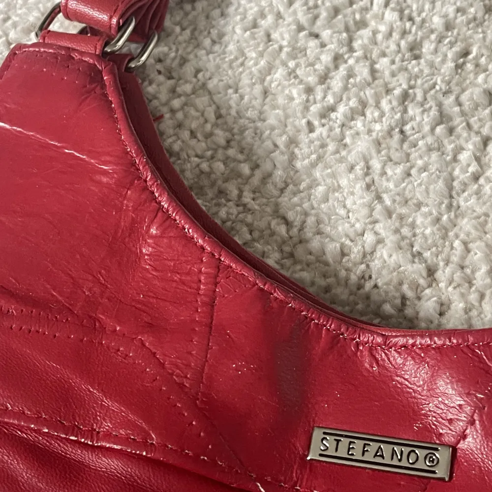 En jätteläcker röd väska som inte används tyvärr. Den är i lagom storlek (inte för stor/inte för liten).🌹. Väskor.