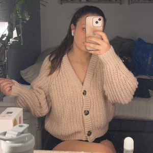 Stickad tröja  - Stickad tröja med knappar. Jättetjock och varm 