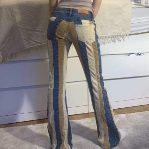 Så snygga och häftiga jeans med manchester ränder! Lite trådar lösa på fickan, men inget som syns Midjemått rakt över: 37cm Innerbenslängd: 76 cm Vidd längst ner: 25cm Skriv för fler mått eller bilder💕