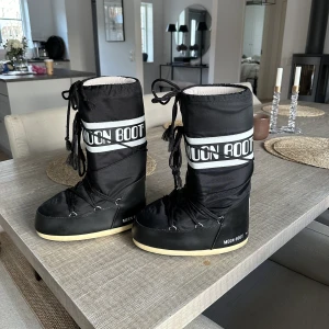 Moonboots - Svarta höga moonboots. Strl 39/41. Knappt använda 🖤😁