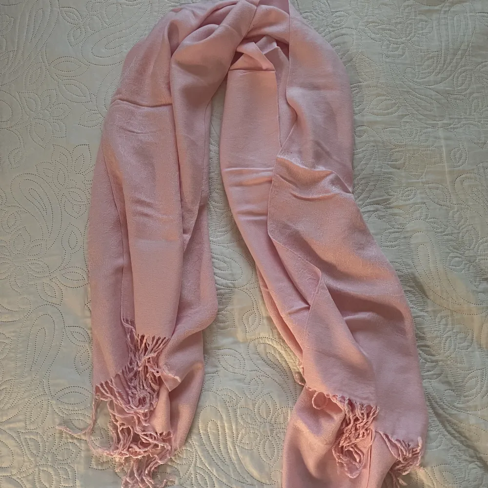 Rosa halsduk med fint mönster - Har 1 till likadan om man vill köpa 2 st - Köparen står för frakten - Inga returer - Betalning via köp direkt . Övrigt.