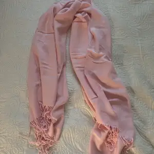 Rosa halsduk med fint mönster - Har 1 till likadan om man vill köpa 2 st - Köparen står för frakten - Inga returer - Betalning via köp direkt 