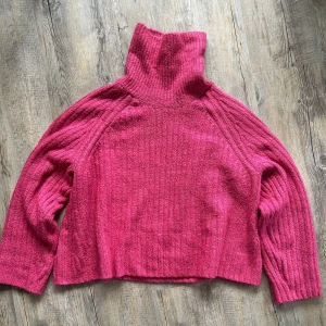 Stickad tröja - Skön stickad tröja med krage. Lite stor i storlek 