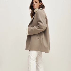 Beige oversized kappa - Suuperfin oversized kappa från NA-KD x Moa Matsson, använd men i fint skick. Storlek 38 (jag har storlek 34/36 så lite stor på mig), nypris 899kr och helt slutsåld. Skriv privat för fler bilder!