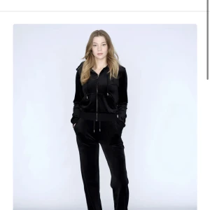 Juicy tröja - Juicy tröja utan defekter. Superskönt och mysig! Tröjan är i L men den passar även S och M! Skriv för fler bilder💞