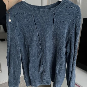 Stickad tröja - Blå stickad tröja i jätte mjukt material, kommer inte till användning men i fint skick och inga defekter! Säljer åt nån annan  